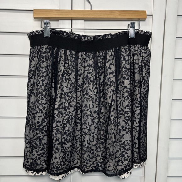 Theory 100% Silk Abstract Pleated Mesh Overlay Pull On Mini Skirt Size Large - Picture 4 of 9